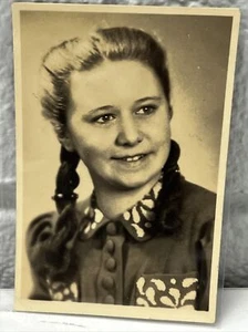 FOTOGRAFÍA VINTAGE 1945 MUJER DAMA POST SEGUNDA GUERRA MUNDIAL - Imagen 1 de 2