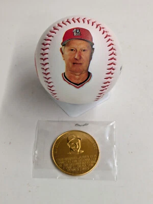RED SCHOENDIENST HOF SOUVENIR FOTOBALL BALL + TOKEN ST. LOUIS CARDINALS - Image 1 of 4