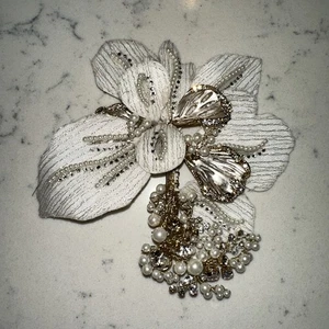 David's Bridal Floral Gold & White Rhinestones & Pearls Hair Clip - Picture 1 of 12