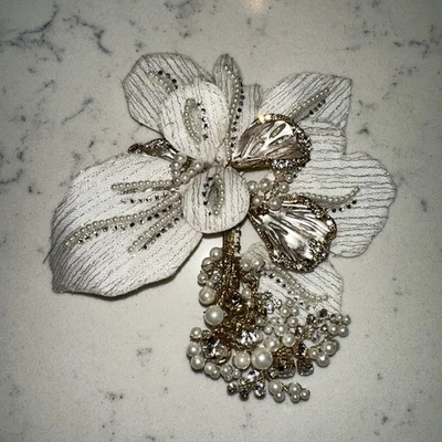 Clip de pelo David's Bridal floral dorado y blanco pedrería y perlas Foto 1 de 4