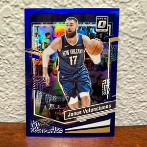JONAS VALANCIUNAS 2023-24 PANINI DONRUSS OPTIC #116 BLUE PRIZM/49 PELÍCANOS - Imagen 1 de 2