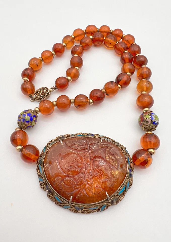 旧中国镀金银雕刻蜂蜜干邑波罗的海琥珀斑块珐琅项链 — 第 1/4 张图片