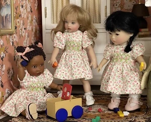 1 Boneka gesmoktes Print Kleid 4 Kish Tiny Riley rubinrot Yu Ping Kish Baby 15 cm - Bild 1 von 4