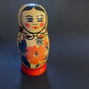 Juguete ruso de madera matrioska muñeca anidadora URSS pequeño recuerdo. Infancia soviética - Imagen 1 de 6