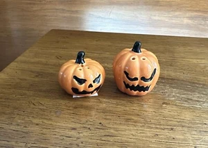 Cracker Barrel Mini Halloween Kürbis Salz und Pfeffer Set Orange Neu 2024 Deko - Bild 1 von 3