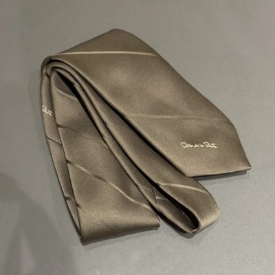 Corbata Oscar De La Renta marrón a rayas diagonales mezcla de seda vintage Foto 1 de 4