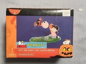 DEPARTMENT 56 Peanuts "Just One More Time, Charlie Brown" - Keramikfigur 2006 - Bild 1 von 9