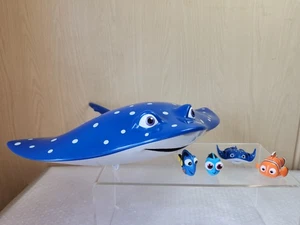 Disney Pixar Mr Ray Swigglefish Estuche de Almacenamiento Juguete Plus Dory Finding Dory Nemo - Imagen 1 de 13