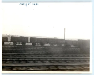 Vintage Foto 1953, Güterwagen, Blick aus dem Zug, England, JNHC 4,5x3,5 - Bild 1 von 2