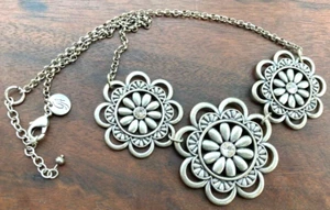 "Collar de flores de metal plateado y circonio circular firmado ""GA' 18-20" - Imagen 1 de 5