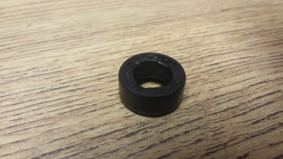 TRIUMPH BSA TRIPLES CLUTCH PULL ROD OIL SEAL 1968-76 A75 T150 T150V T160 57-3644 - Imagem 1 de 1