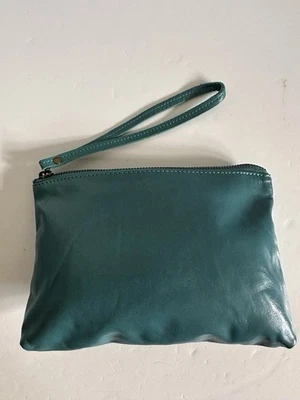 Bolso sin asas de muñeca de cuero suave turquesa Latico bolso de mano bolsa de maquillaje identificación usado en excelente estado Foto 1 de 4