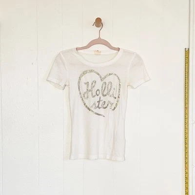 Camiseta de bebé vintage de los años 2000 White Hollister Co. con corazón brillante Foto 1 de 4