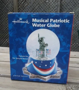 2002 Hallmark Statua della Libertà Musicale Patriottico Water Globe in scatola originale - Foto 1 di 4