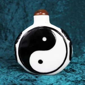 UNIQUE, VINTAGE PEKING GLASS SNUFF BOTTLE WITH YIN AND YANG DESIGN AND BROWN TOP - Picture 1 of 8