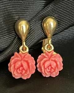 Pink Lucite Rose Dangle Clip Earrings Gold Tone Coral Tone Lucite Rose 7/8"x3/8" - Picture 1 of 9