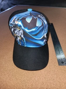 Gorra Batman Personaje DC Comics Usada en Cabezal de Exhibición - Imagen 1 de 13
