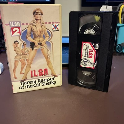 ILSA HAREM KEEPER OF THE OIL SHIEKS a.k.a. ILSA 2 VHS CLAMSHELL C2 - Immagine 1 di 2