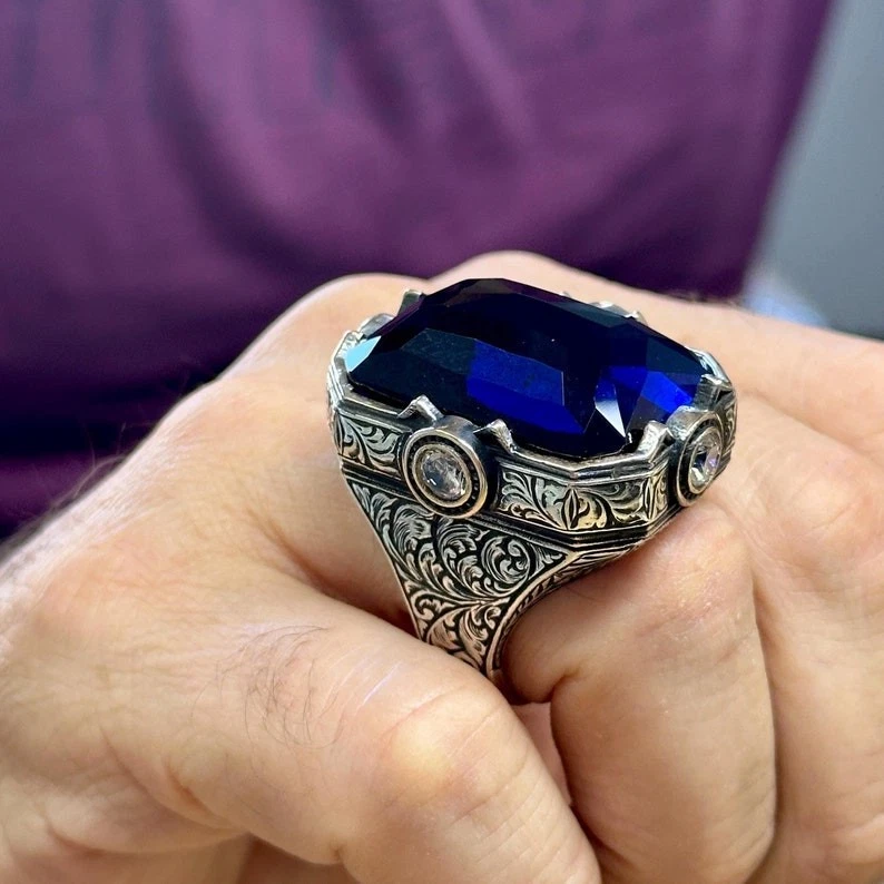 Anillo de zafiro cuadrado grande grabado en piedra de zafiro para hombre Foto 1 de 4