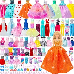56 Teile Puppenkleidung und Zubehör, 2 Brautkleider 2 Abendkleider 6 Mode... - Bild 1 von 7