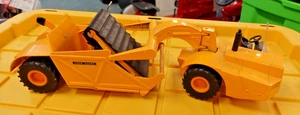 Vintage 1970's ERTL Metal John Deere Elevating Scraper 1/16 - Picture 1 of 6