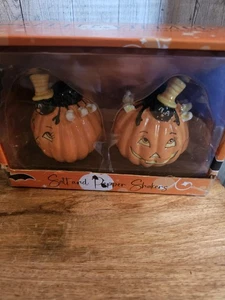 HALLOWEEN TRANSPAC PUMPKINS BLACK SPIDER SALT & PEPPER SHAKERS SET - Picture 1 of 6