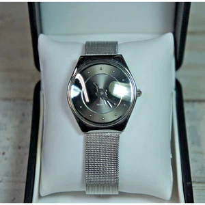 Reloj Alladin Casion Las Vegas Magic Genie Lámpara Mano Mujer con Caja - BATERÍA SECA - Imagen 1 de 13