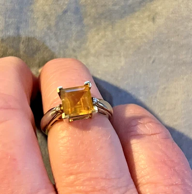 ANILLO ASTILLA DIAMANTE CITRINO CORTE PRINCESA ORO AMARILLO 10K, TALLA-6, 3 GRAMOS Foto 1 de 4