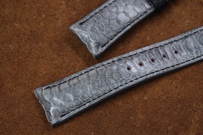 Correa de reloj hecha a mano con pierna de pollo gris Foto 1 de 4