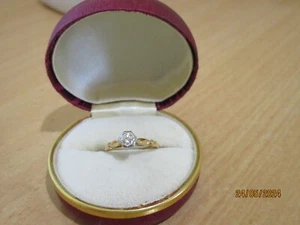 VINTAGE 18CT YELLOW GOLD SOLITAIRE DIAMOND RING-FREE POSTAGE - Picture 1 of 2