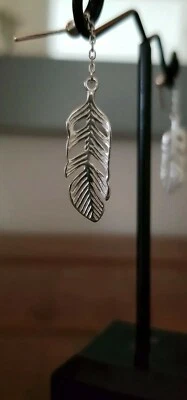 Hermosos pendientes colgantes de plata estilo pluma. Diseño ligero, muy elegante. Foto 1 de 2