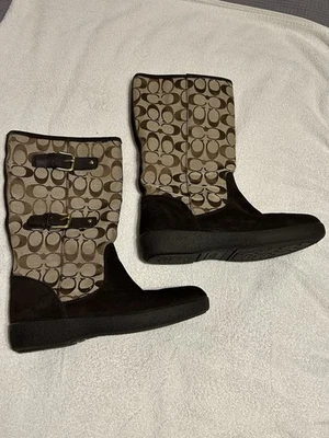 Botas Coach Tinah Media pantorrilla talla 9 con lona y gamuza de la firma y hebillas Foto 1 de 4