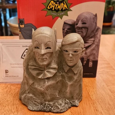 Batman & Robin: The Dynamic Duo Monolith Sculpture 1966 série de TV clássica ~ 2014 - Imagem 1 de 4