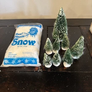 Departamento 56 - 8 árboles en miniatura y bolsa de nieve fresca caída de 1,5 OZ de Department Dept - Imagen 1 de 1