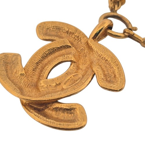 Collana lunga Chanel placcata oro catenina ciondoli marchio cocco incisione logo