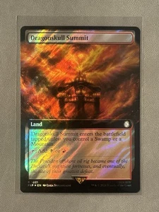 Dragonskull Summit (Ext Art) (Surge Foil) R 1021 - MTG Universes Beyond: Fallout - Picture 1 of 9