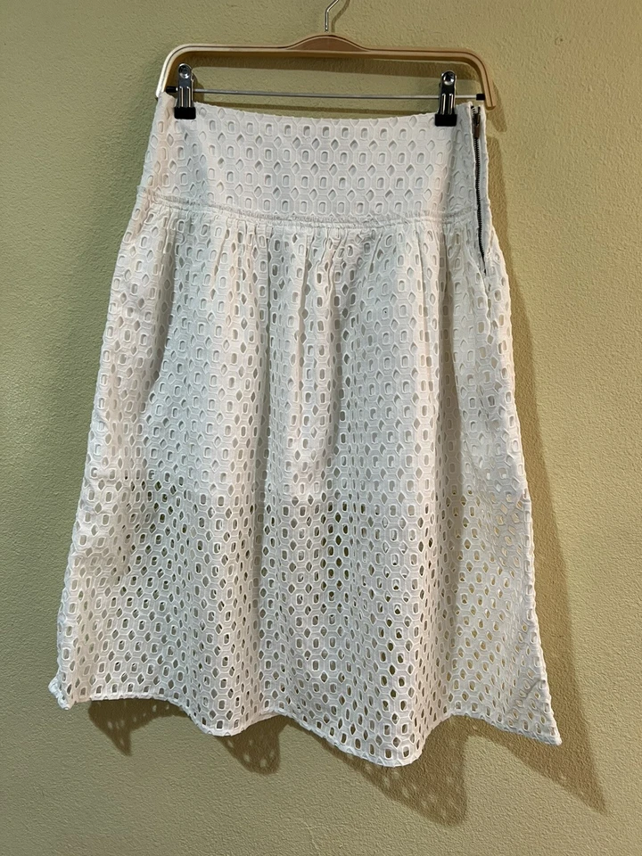 Falda midi forrada con ojales de punto blanco Banana Republic línea A cremallera talla 2 K2 Foto 1 de 4