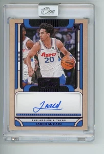 2024-25 Panini One and One Rookie Autografi Viola #10 Jared McCain Auto /35 - Foto 1 di 2