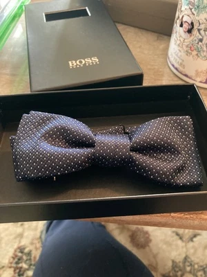 Pajarita de seda Hugo Boss, blanca, nueva en caja Foto 1 de 3