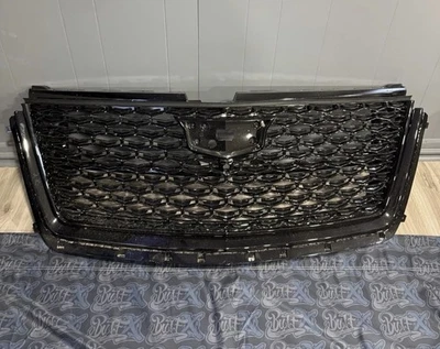 Montaje de rejilla deportiva Cadillac Escalade 2025 OEM desde parrilla central con orificio para cámara Foto 1 de 4