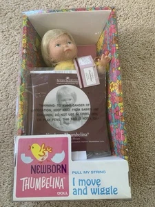 RARA bambola Ashton Drake 2003 Mattel Tiny Thumbelina 12" nuova con scatola neonato - Foto 1 di 15