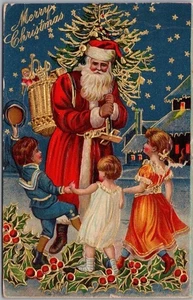 Postal vintage de Feliz Navidad de 1909 en relieve de Santa Claus con niños y árbol de Navidad - Imagen 1 de 2