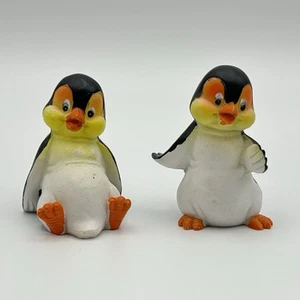 Lindo par de estatuillas de mini pingüino de resina dura encorvadas sentado agitando caminar - Imagen 1 de 17
