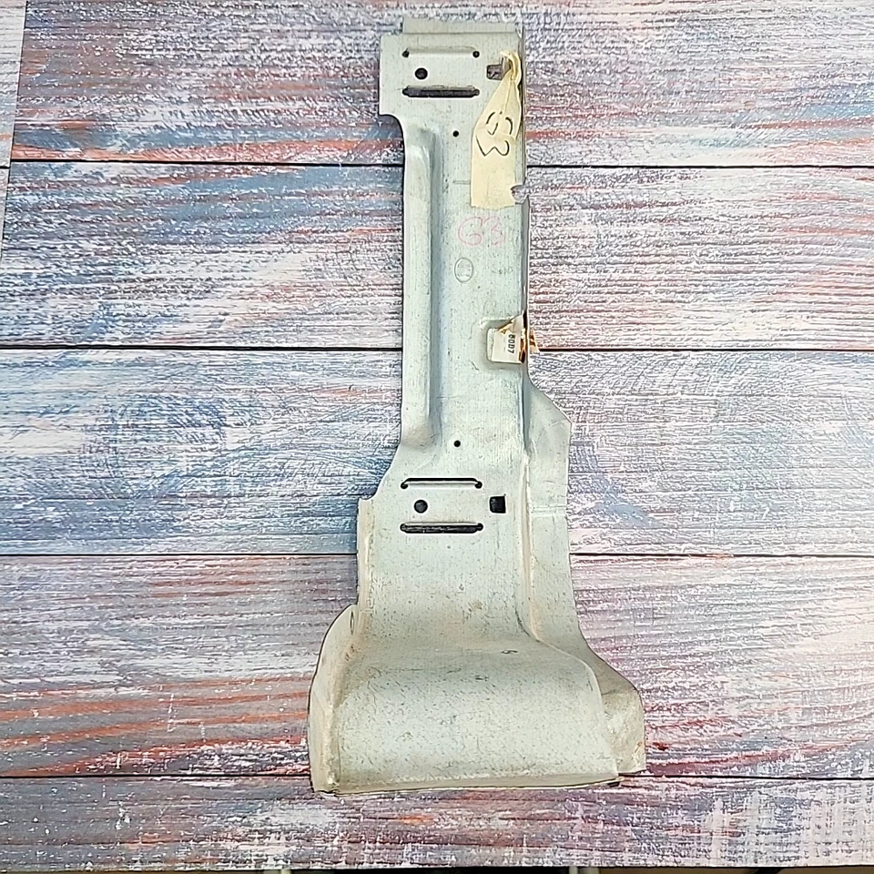 GM 20284348 1990-96 Buick Century LH reforço de barra de amarração externa inferior frontal - Imagem 1 de 4