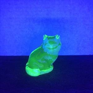 Solid Green Vaseline glass Cat paperweight - Picture 1 of 13