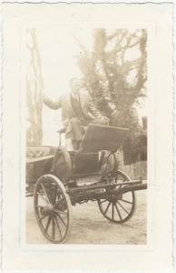 Hombre con látigo y antiguo carro tirado por caballos transporte instantánea original - Imagen 1 de 2