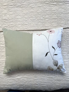 Decorative floral cushion - Green / Cream - Picture 1 of 5