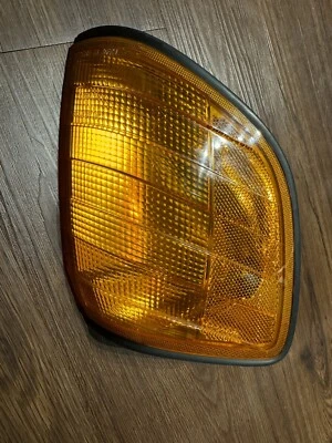 Luz intermitente delantera derecha Mercedes-Benz 400 SE 1992 1305233935 C11 Foto 1 de 4