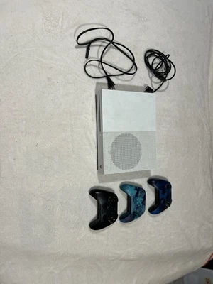 Consola Microsoft Xbox One S Blanca 1TB Probada Funciona con Tres Mandos Foto 1 de 2