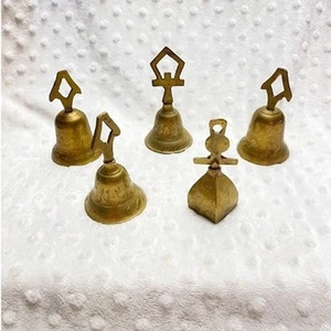Antiguo lote de (5) campanas mixtas de latón macizo grabadas en la India con clappers (finales de 1800) - Imagen 1 de 6